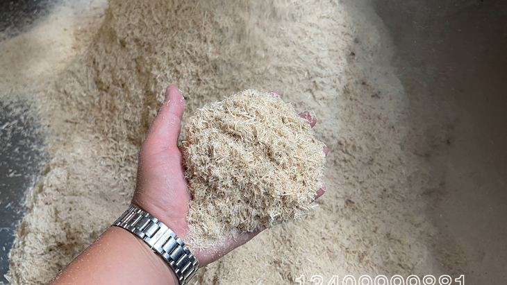 木材粉碎機(jī)粉碎后的板皮物料 木材粉碎機(jī)粉碎后的板皮物料